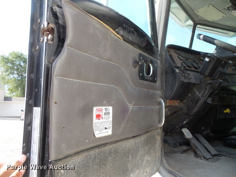 image for item FM9666 2005 Peterbilt 357 ready mix truck