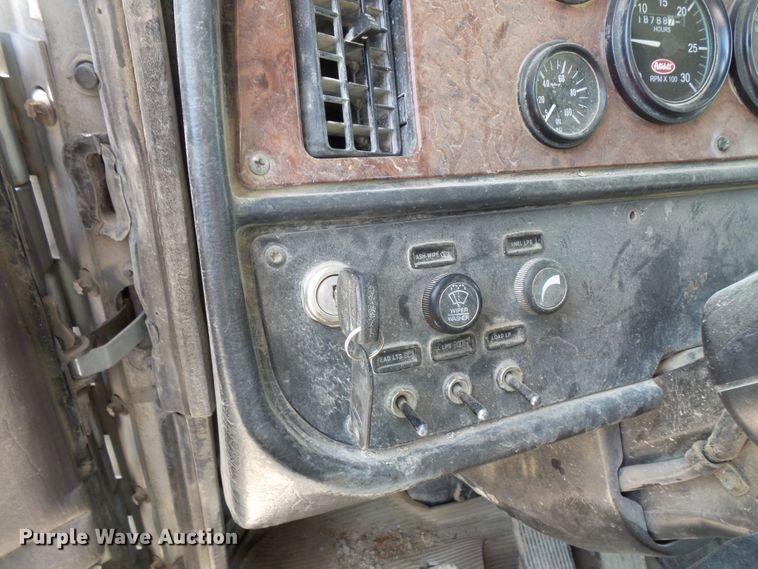 image for item FM9666 2005 Peterbilt 357 ready mix truck