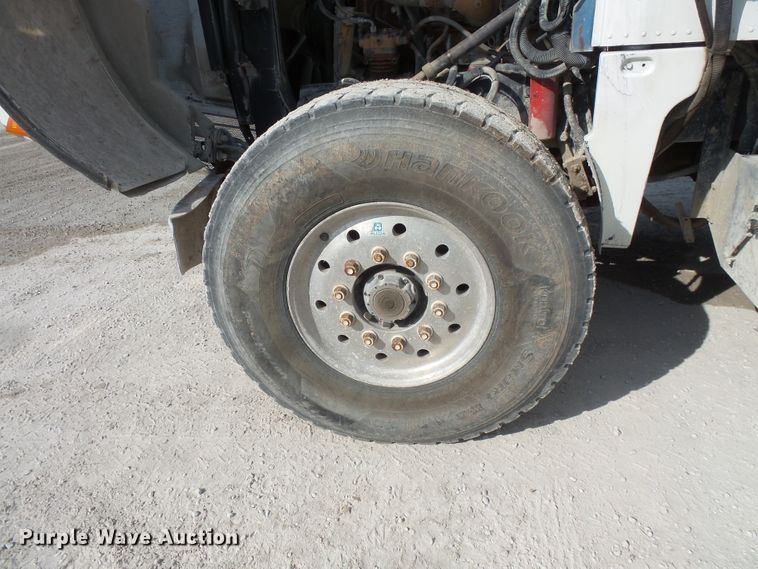 image for item FM9666 2005 Peterbilt 357 ready mix truck