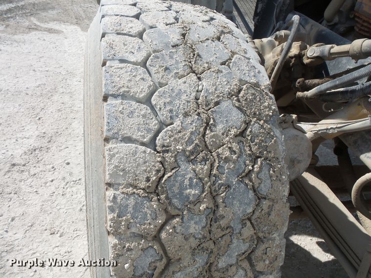 image for item FM9666 2005 Peterbilt 357 ready mix truck