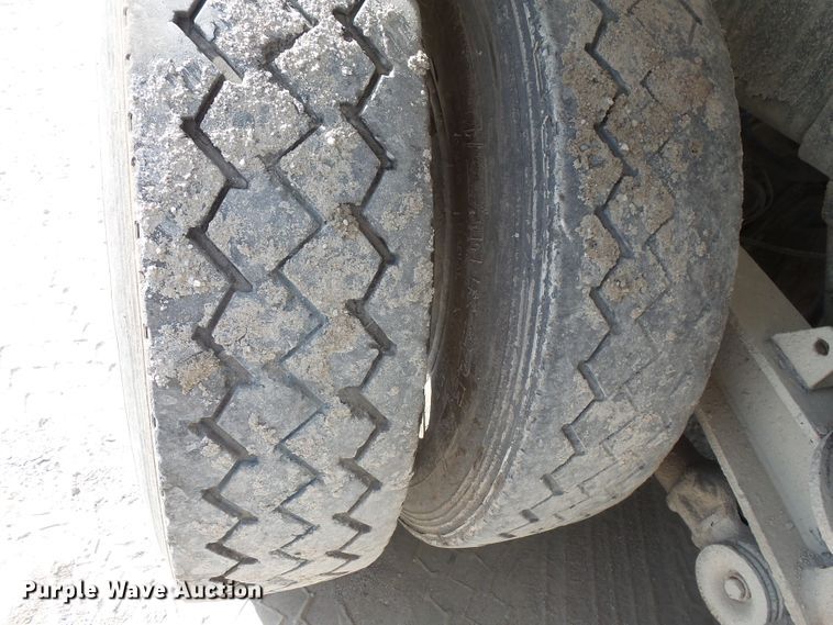 image for item FM9666 2005 Peterbilt 357 ready mix truck