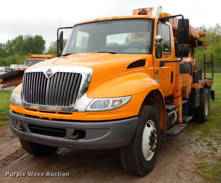 image for item G1846 2006 International 4400 digger derrick truck