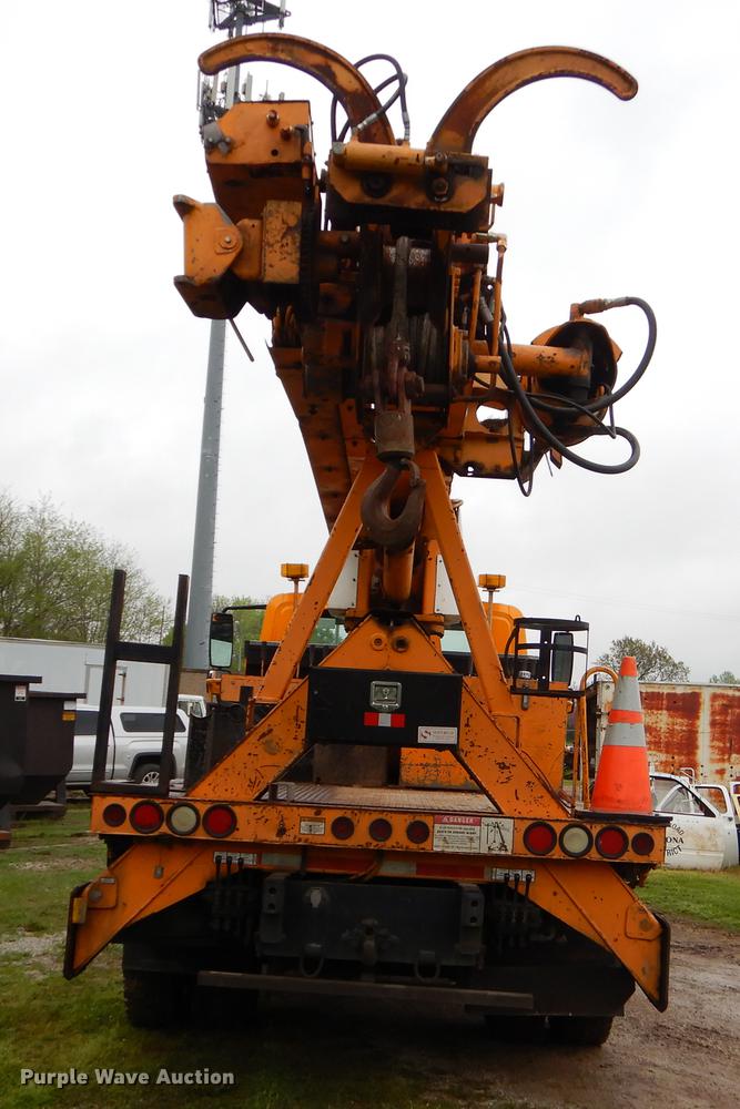 image for item G1846 2006 International 4400 digger derrick truck