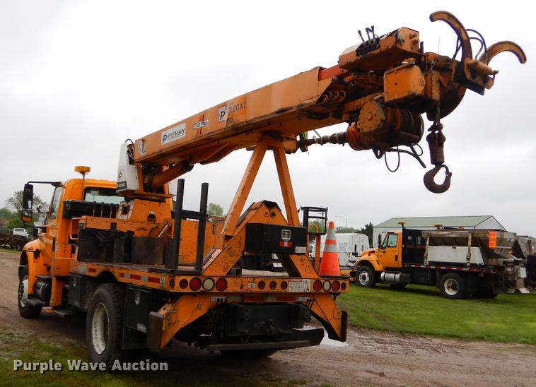 image for item G1846 2006 International 4400 digger derrick truck