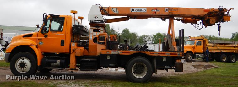 image for item G1846 2006 International 4400 digger derrick truck