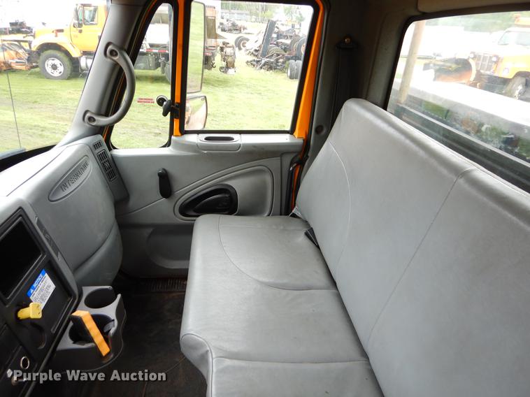 image for item G1846 2006 International 4400 digger derrick truck