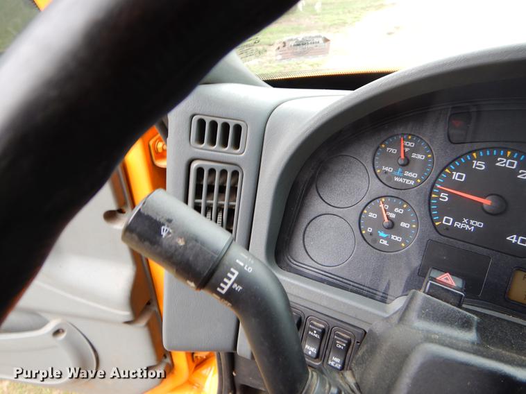 image for item G1846 2006 International 4400 digger derrick truck