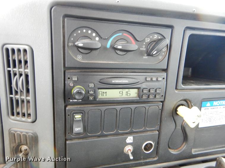 image for item G1846 2006 International 4400 digger derrick truck