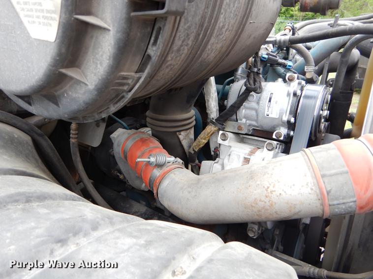 image for item G1846 2006 International 4400 digger derrick truck