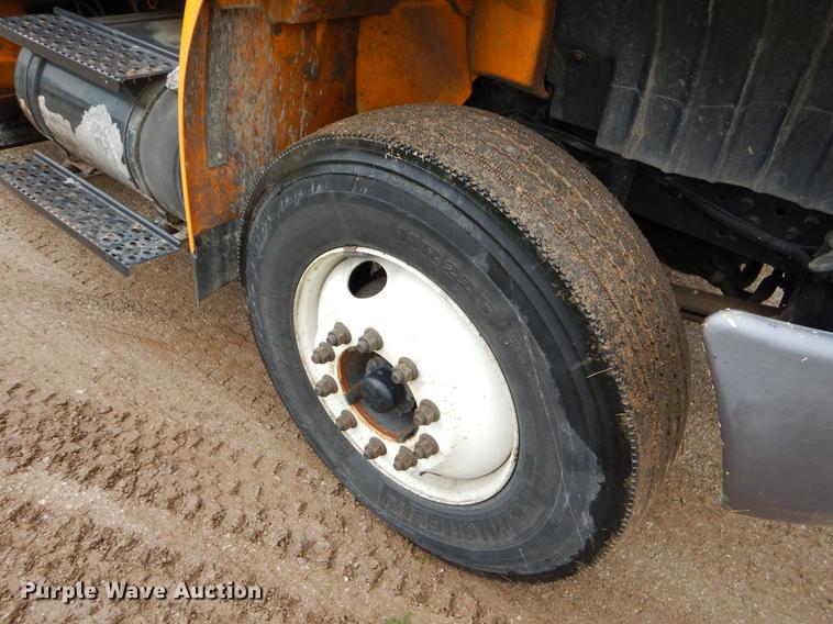 image for item G1846 2006 International 4400 digger derrick truck