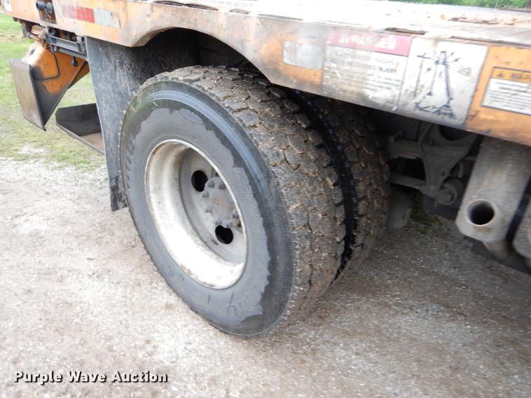 image for item G1846 2006 International 4400 digger derrick truck