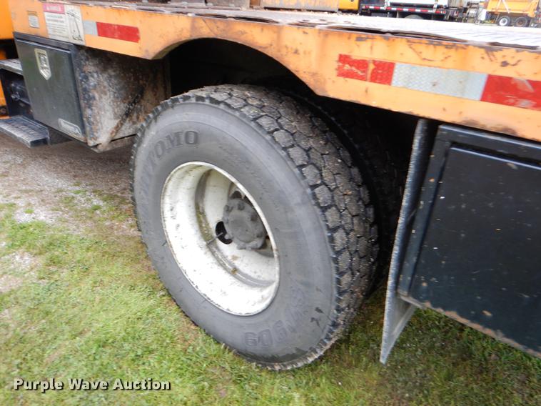 image for item G1846 2006 International 4400 digger derrick truck