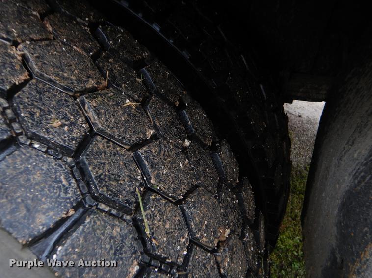 image for item G1846 2006 International 4400 digger derrick truck