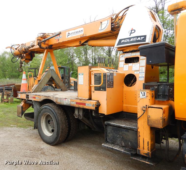 image for item G1846 2006 International 4400 digger derrick truck
