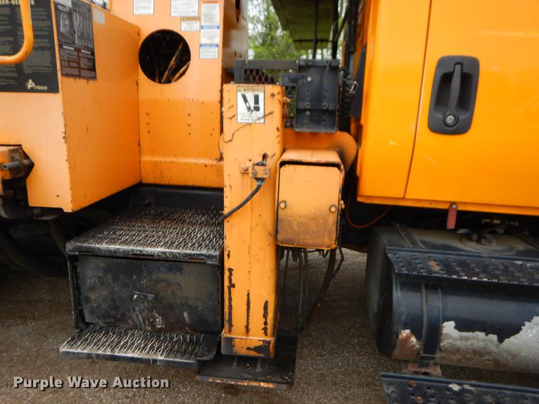 image for item G1846 2006 International 4400 digger derrick truck