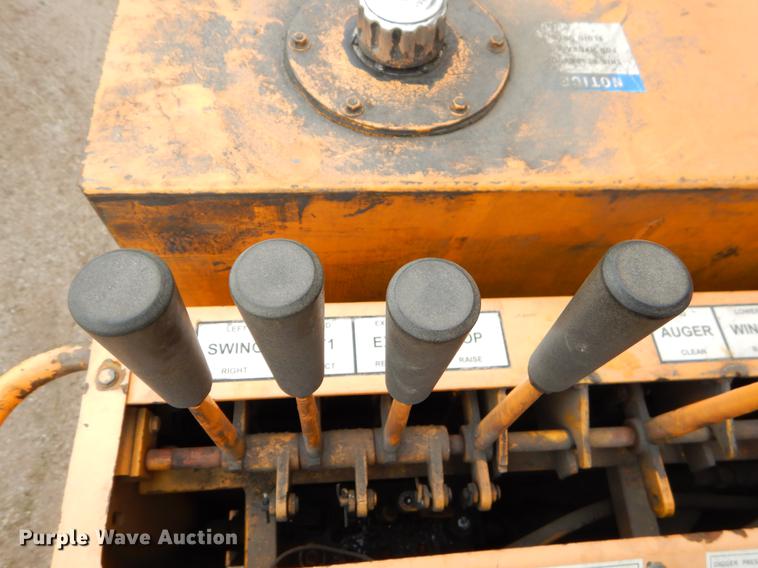 image for item G1846 2006 International 4400 digger derrick truck