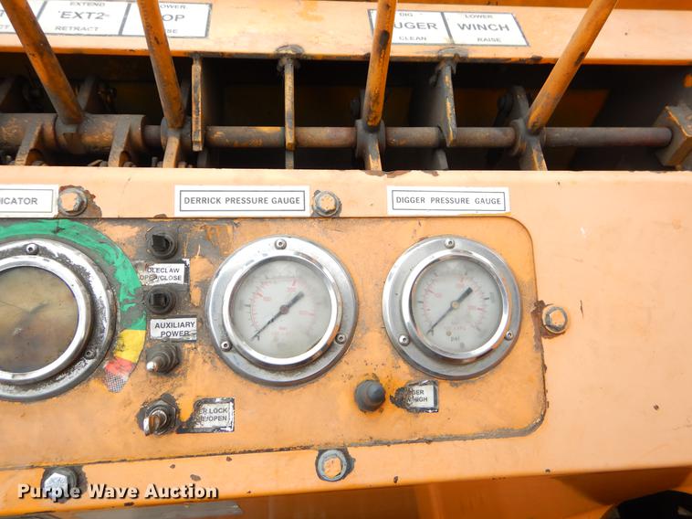 image for item G1846 2006 International 4400 digger derrick truck