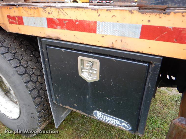 image for item G1846 2006 International 4400 digger derrick truck