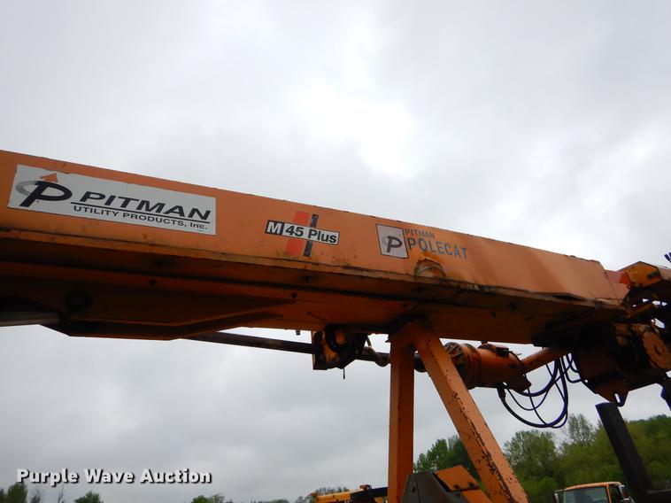 image for item G1846 2006 International 4400 digger derrick truck