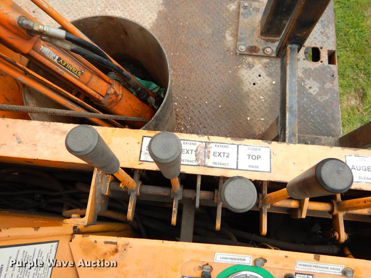 image for item G1846 2006 International 4400 digger derrick truck