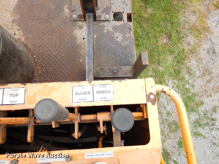 image for item G1846 2006 International 4400 digger derrick truck