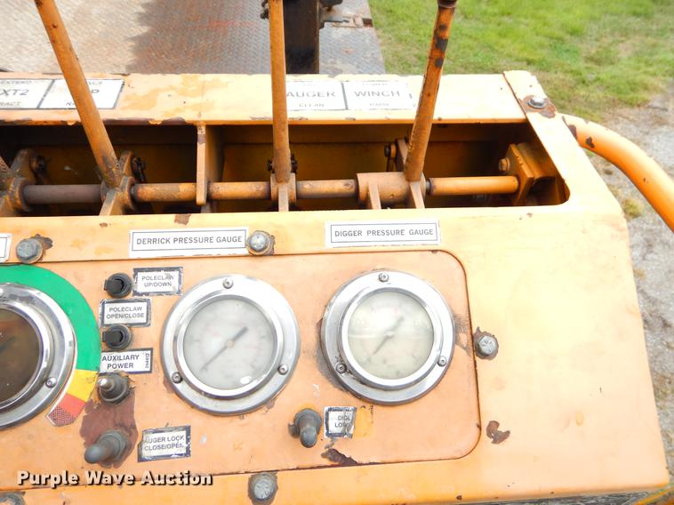 image for item G1846 2006 International 4400 digger derrick truck