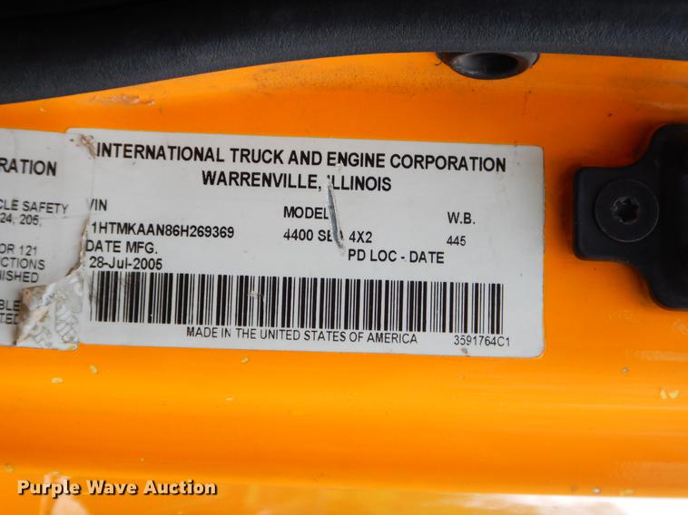 image for item G1846 2006 International 4400 digger derrick truck