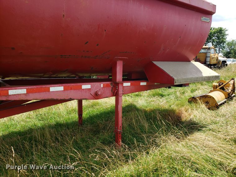image for item GA9261 2000 Clemco RKHS2625 end dump trailer