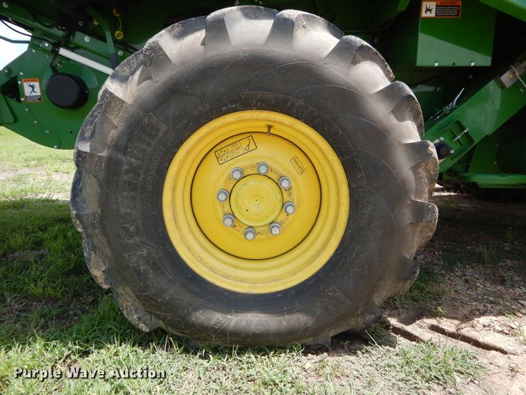 image for item DC0235 2015 John Deere S670 STS RWA combine