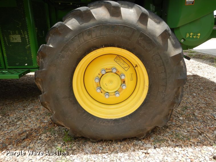 image for item DC0236 2015 John Deere S670 STS RWA combine