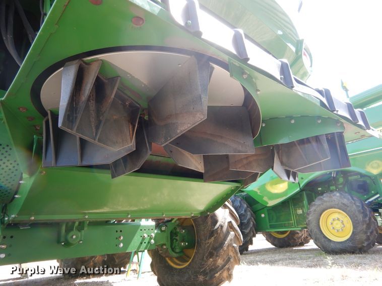 image for item DC0237 2015 John Deere S670 STS RWA combine
