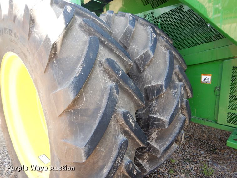 image for item DC0237 2015 John Deere S670 STS RWA combine