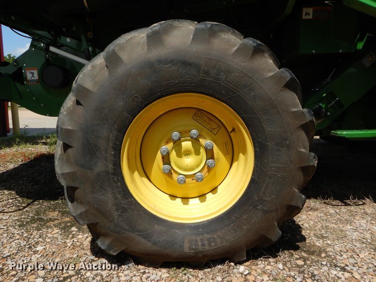 image for item DC0237 2015 John Deere S670 STS RWA combine