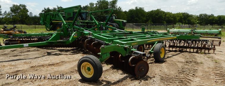 image for item DC0247 2013 John Deere 2623VT vertical tillage
