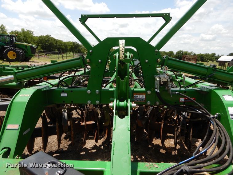 image for item DC0247 2013 John Deere 2623VT vertical tillage