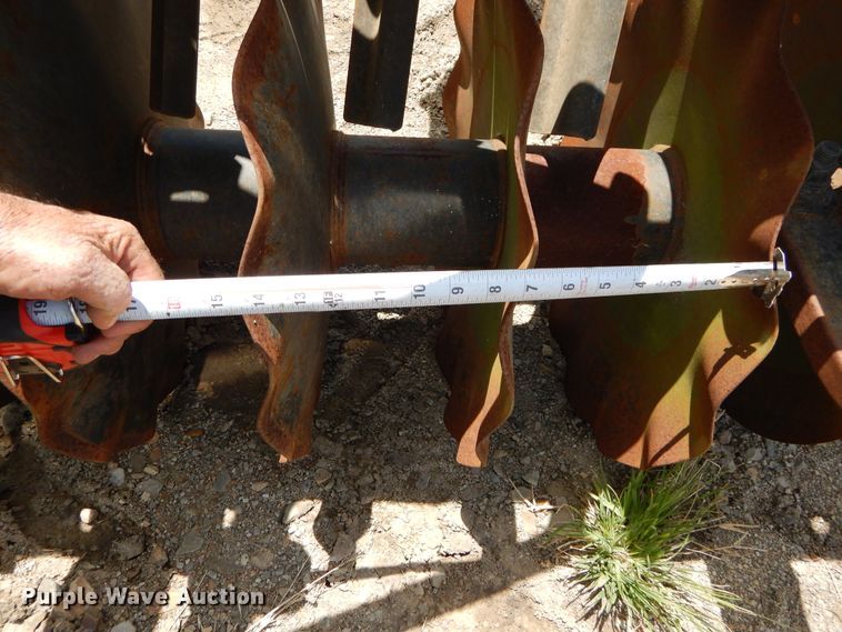 image for item DC0247 2013 John Deere 2623VT vertical tillage