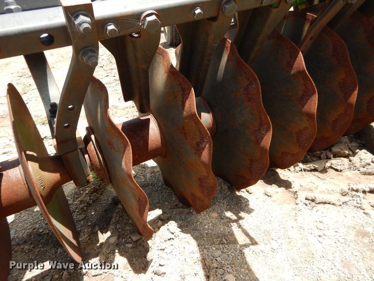 image for item DC0247 2013 John Deere 2623VT vertical tillage