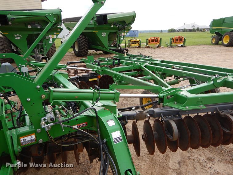 image for item DC0248 2013 John Deere 2623VT vertical tillage