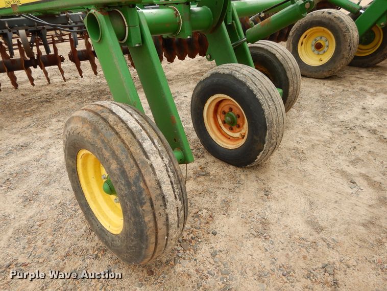 image for item DC0248 2013 John Deere 2623VT vertical tillage