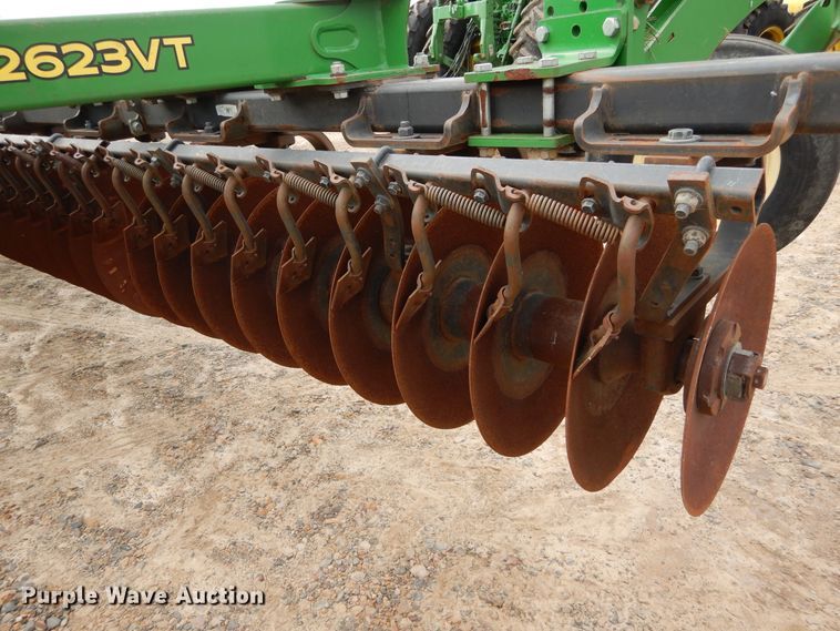 image for item DC0248 2013 John Deere 2623VT vertical tillage