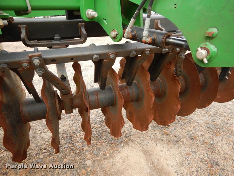 image for item DC0248 2013 John Deere 2623VT vertical tillage