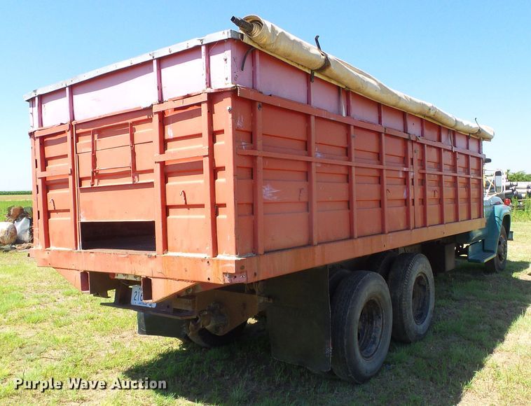 image for item DC5081 1973 Ford F700 grain truck