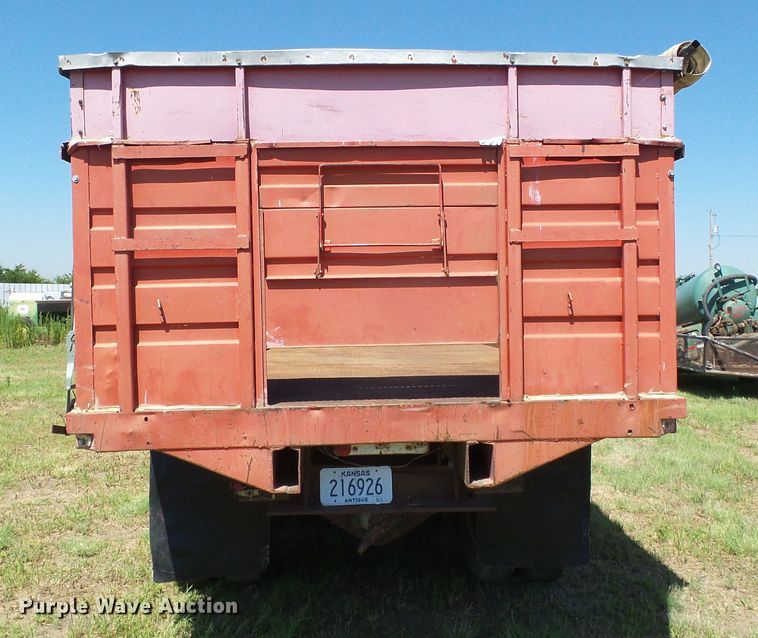 image for item DC5081 1973 Ford F700 grain truck