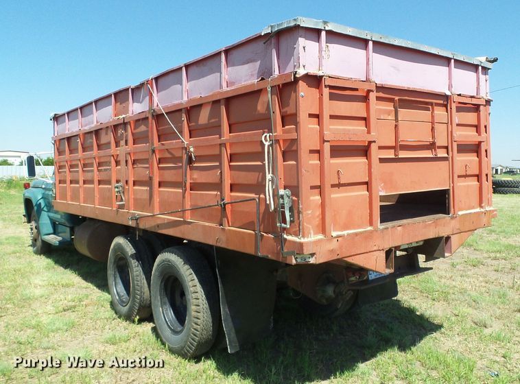 image for item DC5081 1973 Ford F700 grain truck
