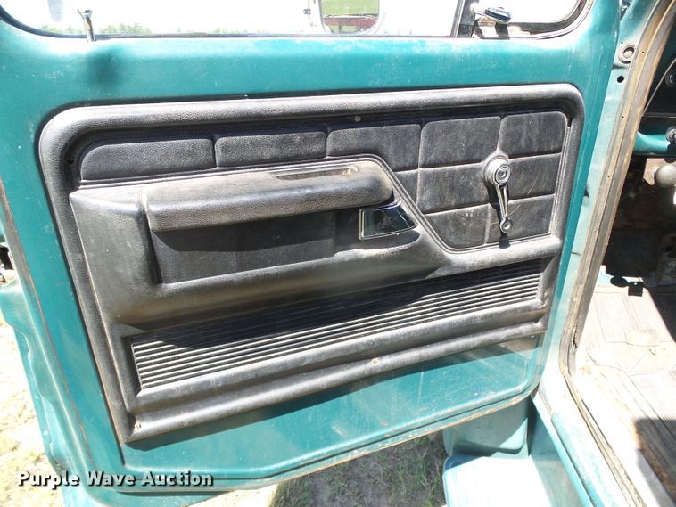 image for item DC5081 1973 Ford F700 grain truck