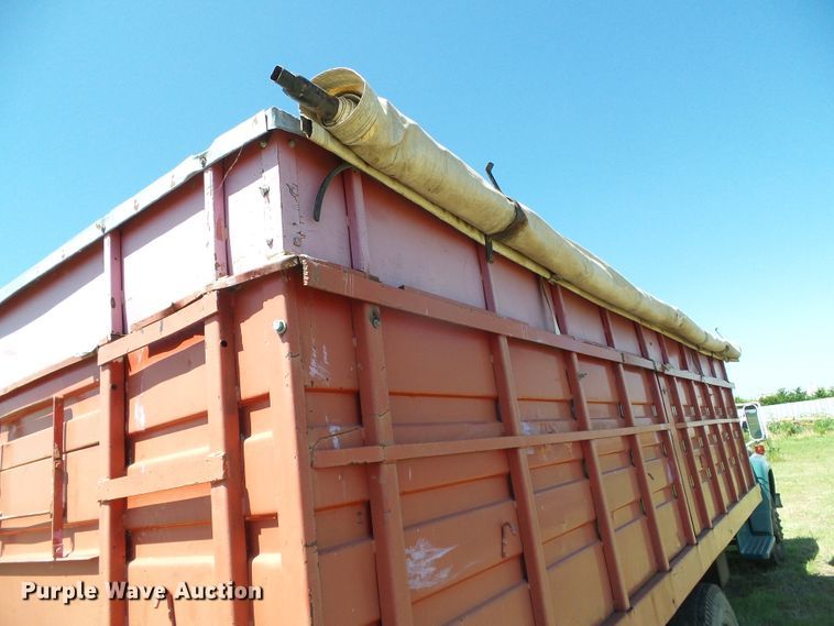 image for item DC5081 1973 Ford F700 grain truck
