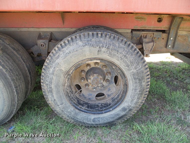 image for item DC5081 1973 Ford F700 grain truck