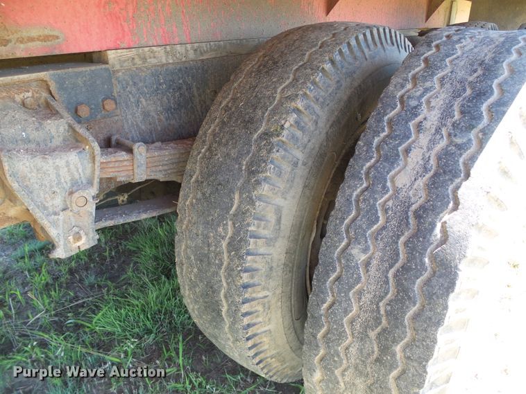 image for item DC5081 1973 Ford F700 grain truck