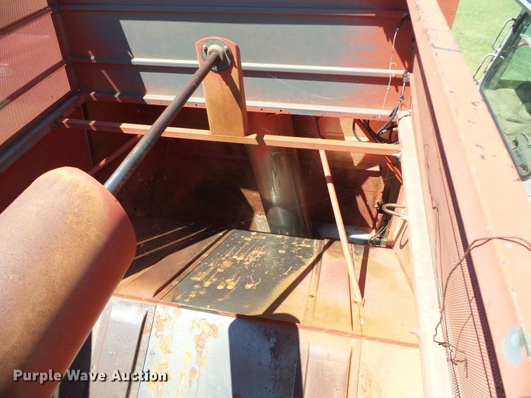image for item DC5093 1985 Massey-Ferguson 860 combine