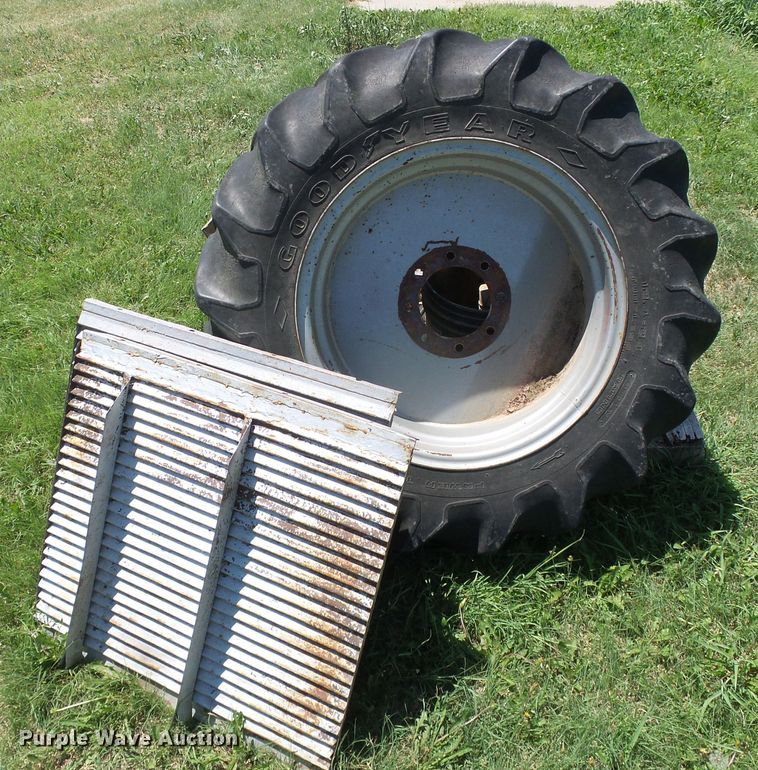 image for item DC5093 1985 Massey-Ferguson 860 combine